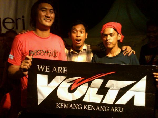 VOLTA_official's tweet photo. @AndiBachrie brg teman2 VOLTers Kemang stlh konser @PASbandOfficial di Lap.Blok S Jakarta tadi. Cc: @VOLTERSofficial http://t.co/1ZG2nGnnIw