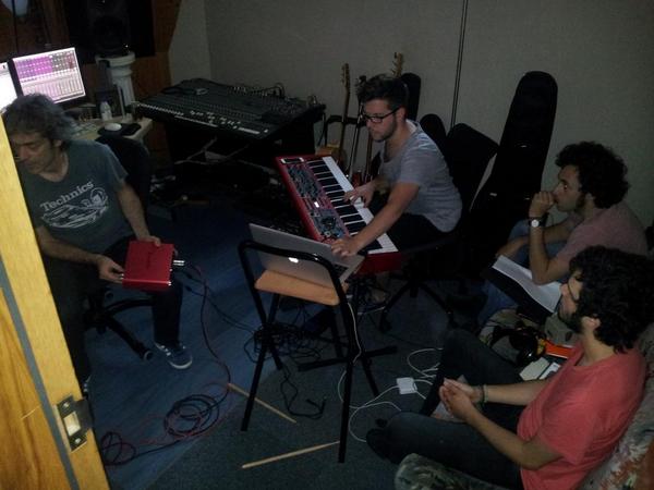 Nuestro Gran <a href="/SamuelHerruzo/">Sam</a> grabando teclas en La Cabaña. Lo habéis hecho posible... Gracias por el #crowdfunding