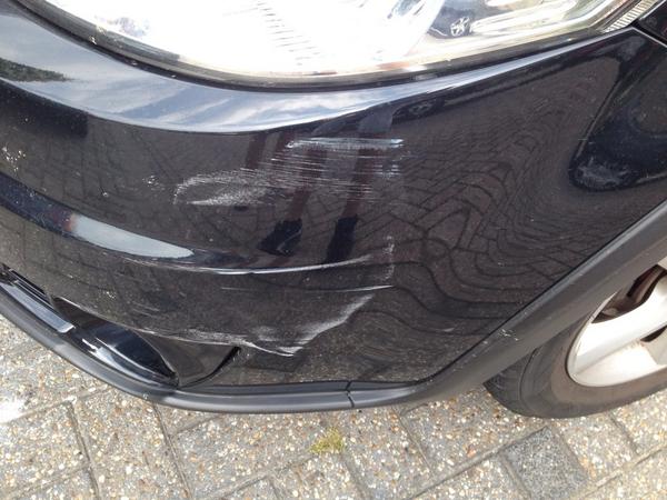 leenderdxxx's tweet photo. Retweet graag weet iemand wie tegen onze auto is gereden ? http://t.co/tukkhAWvl3