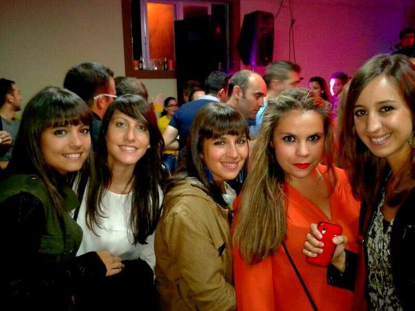 Laura_lau6's tweet photo. Una de guapas @AnaOlivaGo @SilviaReyesCo @3Sandra15 @crislopez_11 #girlsjustwannahavefun http://t.co/lN4PVf89XU