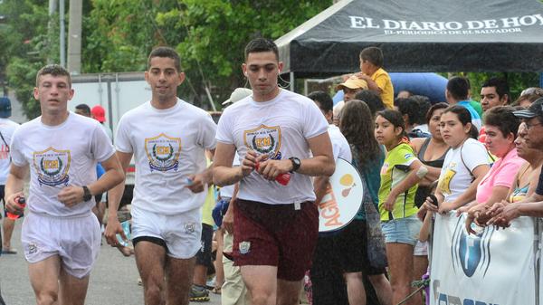 elsalvadorcom's tweet photo. Corredores de Guatemala, Costa Rica, Honduras y El Salvador participaron en la #MaratonESA  http://t.co/gMG4PyCZKC http://t.co/UPfBrEyuj2