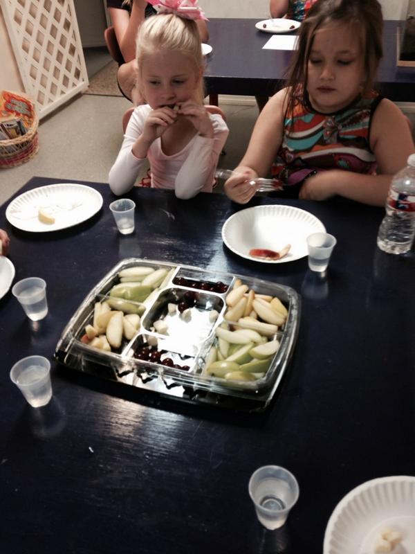 FineArtsofOK's tweet image. Healthy snacking and earning about our strong bodies during Angelina Ballerina  Camp #academyoffineartsok  #balletfun