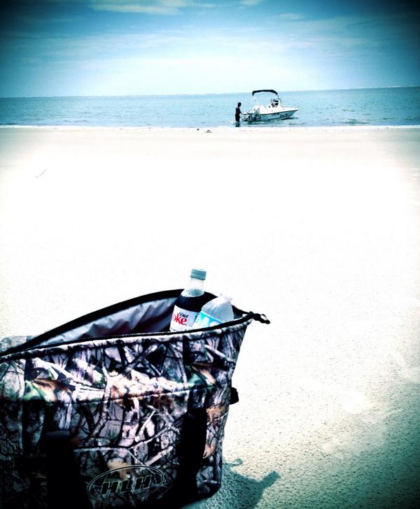 vwomack's tweet photo. Chillin before back to work ! Ahhh... http://t.co/sO2RHgOz9i