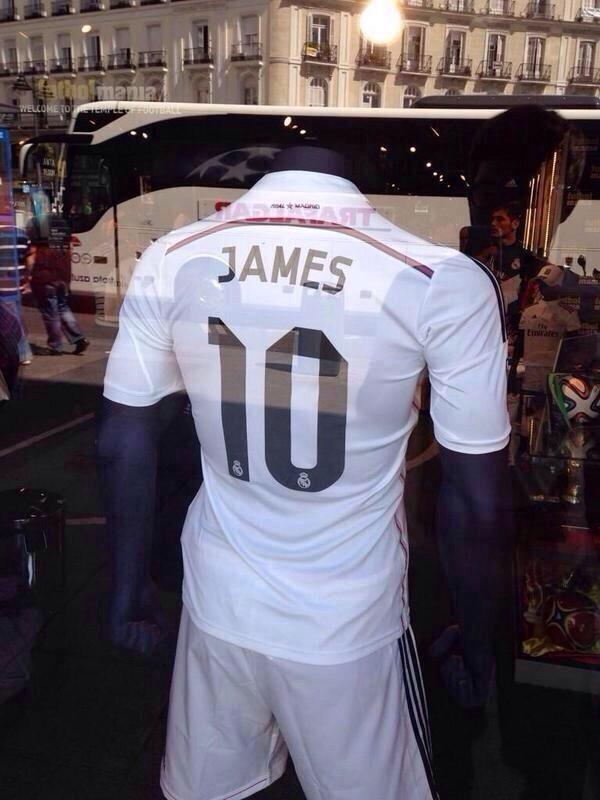 NotiFutbol's tweet photo. [FOTO] Ya venden camisetas '10' del Real Madrid con el nombre de James Rodríguez. #RealMadrid http://t.co/1FQeIww3i1