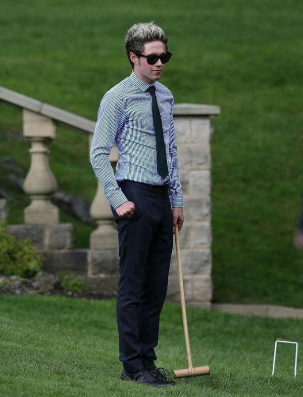 NIALL'S WEARING BLUE HOLD ME