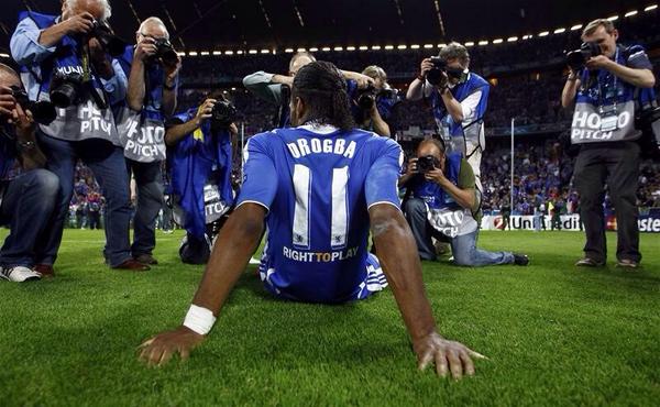 BolaholicID's tweet photo. Didier Drogba kembali ke Chelsea! Ia akan menandatangani kontrak 1 tahun brsm Chelsea. Info resmi segera. #InfoBola http://t.co/ZSd4MfOoML