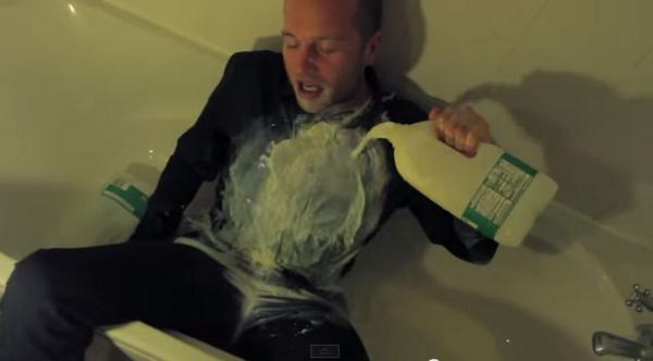 BostonDotCom's tweet image. British journalist finishes spicy burger that hospitalized him, video tapes the whole thing: ow.ly/zmZD2