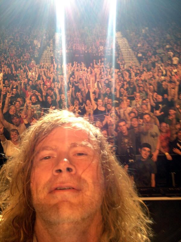 DaveMustaine's tweet photo. Such a great crowd to finish our US/Canada dates for the summer. Thanks @CasinoRamaLive! #megaselfie #megadeth http://t.co/0hmambyuYY