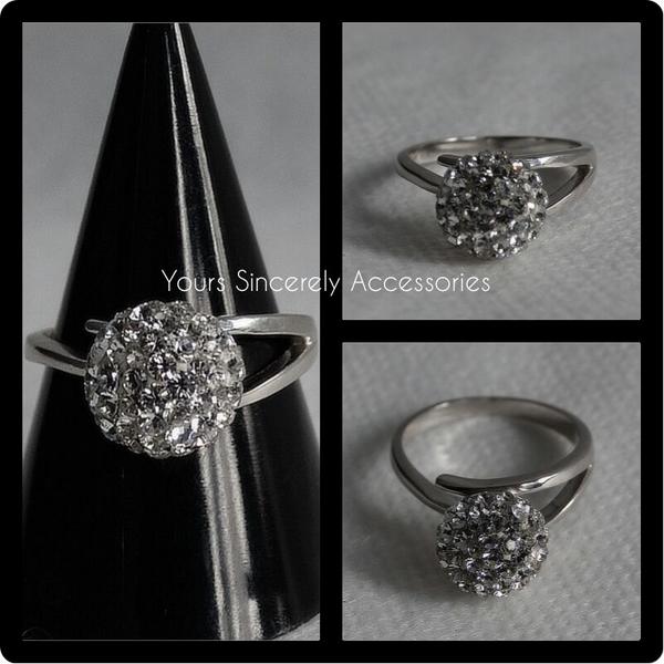 UrsSincerelyFT's tweet photo. Stunning Rhodium Plated adjustable ring with approx 35 Swarovski Element Crystals £31 http://t.co/D37dks85qA #rings http://t.co/lAJC8K1Vgc