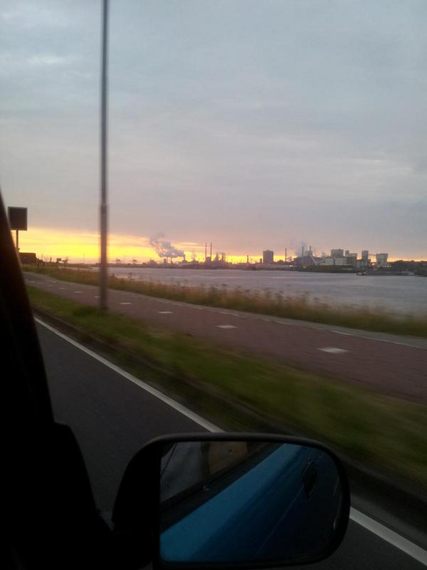 ijmuiden heeft wel gekke schoorstenen alles