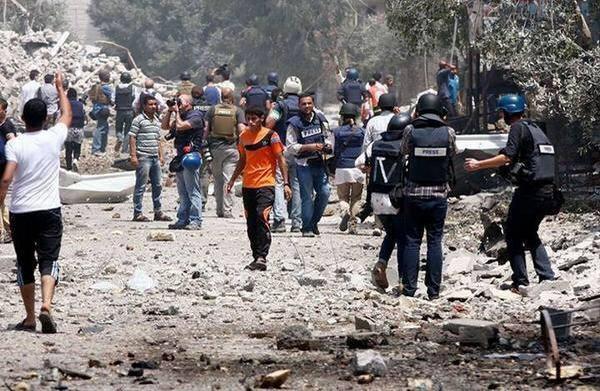 ACTforHumanity's tweet photo. #Bersyukurlah kita yg memiliki pekerjaan di negeri yg damai, jurnalis di Gaza harus bisa menjadi tim medis dadakan.. http://t.co/X4bZGaSSg0