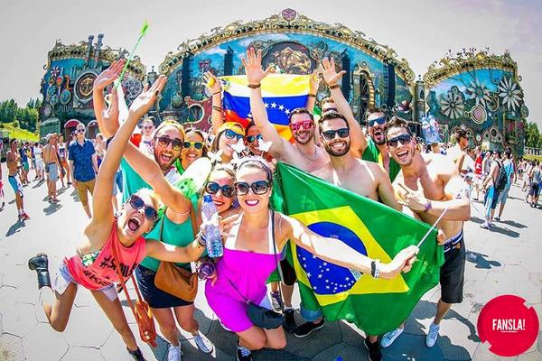 FansLAcom's tweet photo. Brasil y Venezuela presentes en el #Tomorrowland2014 🎉🎉🎉😻😻 http://t.co/CuIeXXy6oB