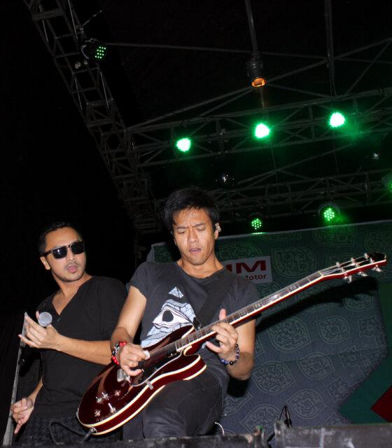 Duettt... Cool!!!! <a href="/Giring_Ganesha/">Giring Ganesha Djumaryo</a> <a href="/ArieLnidji/">andi ariel harsya</a> <a href="/nidji/">NIDJI</a> #SafariRamadhanHondaNidji