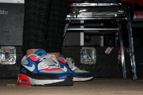 Hayoooo tebakkk sepatuuu siapaaaa??? #COOL <a href="/nidji/">NIDJI</a> heheee #SafariRamadhanHondaNidji