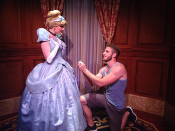 ディズニーは夢が叶う場所 男がプリンセスにプロポーズしまくってみた結果 奇跡発生 ティンカーベルが指輪を受け取ってくれた ロケットニュース24
