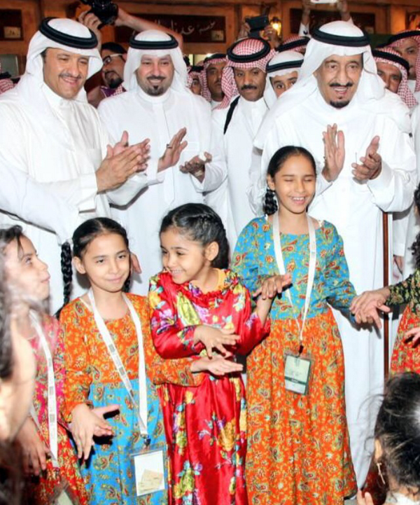 SamiAlJaber's tweet photo. صور مداعبة سيدي ولي العهد للصغار ونقاشه مع الكبار لها دلالات كبيرة. 

اللهم احفظ لنا قادتنا و امن وطننا. http://t.co/WFSK1uIqXv