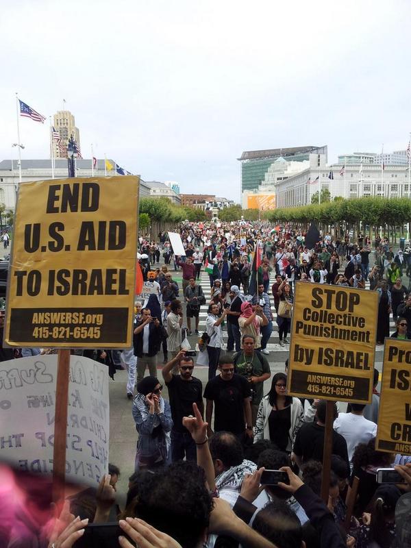 FaezaMoghul's tweet photo. People streaming into city hall plaza as far as eye can see.  #SF #SFProtest #FreePalestine #Gazaunderattack http://t.co/2bIMI3GESy