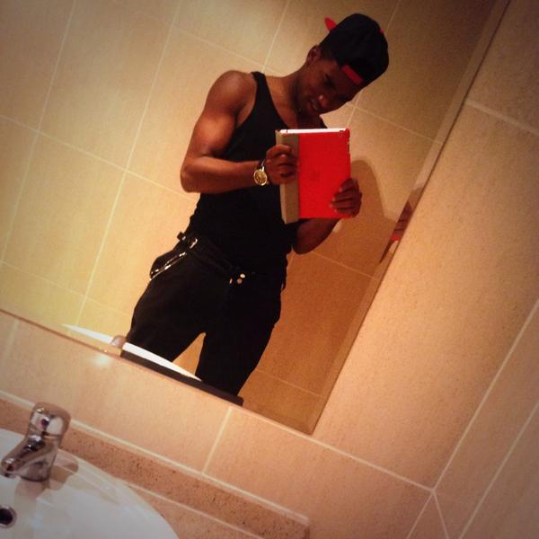 flypit's tweet photo. Selfie mirror http://t.co/t0OapkKzON