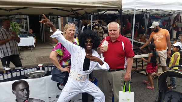 JohnSandersonCA's tweet photo. Having fun with "Elvis" @tbydaniel and Evie @BucatiniItalian during #Brampton Farmers Market. Love the arctic lion http://t.co/ZEQph01daF