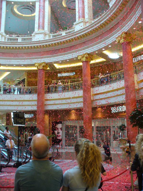 MessengerEditor's tweet image. #traffordcentre 1 million poppy petals represent 1 million WW1 dead