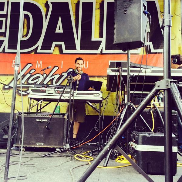 AneishaSE's tweet photo. @NinoDavis en la casa #Villalba #Maraton2014 http://t.co/zl9hqvAPUV