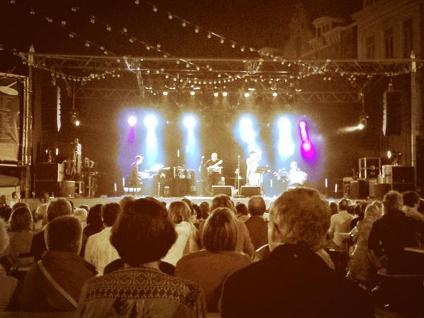 Daar links zit 'em. De <a href="/Jan_borre/">Jan Borré</a> op podiumverkenning voor zaterdag om 20u00 op het #luisterplein van de @GFGent