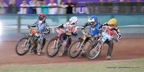BDJRacing13's tweet image. Nice Tight First Bend at Poole...bit sandwiched #ElbowsOut #speedway #firstturn #racing