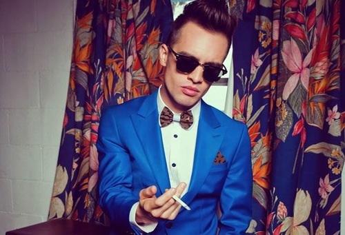 PropertyOfZack's tweet photo. .@PanicAtTheDisco strike back and are donating $20 to @HRC for every @WBCSays picketer tonight http://t.co/rwILLsrEJH http://t.co/AJ2njqEJKO