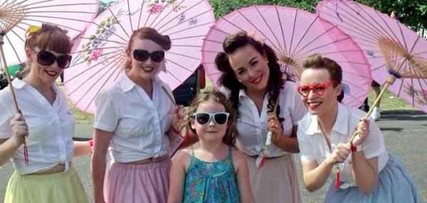 kennedycupcakes's tweet image. Fashback to this time last year.... Parasols et al.Hoping next weekend requires such props @Vintage_2014 #sunshine