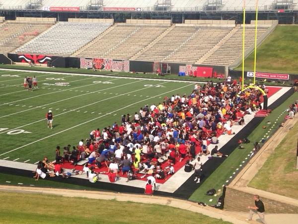 CoachDanDodd's tweet photo. Almost 400 Campers today at our elite camp. Great way to end the summer camp season! #buildingamonster http://t.co/nKEPlBCJF1