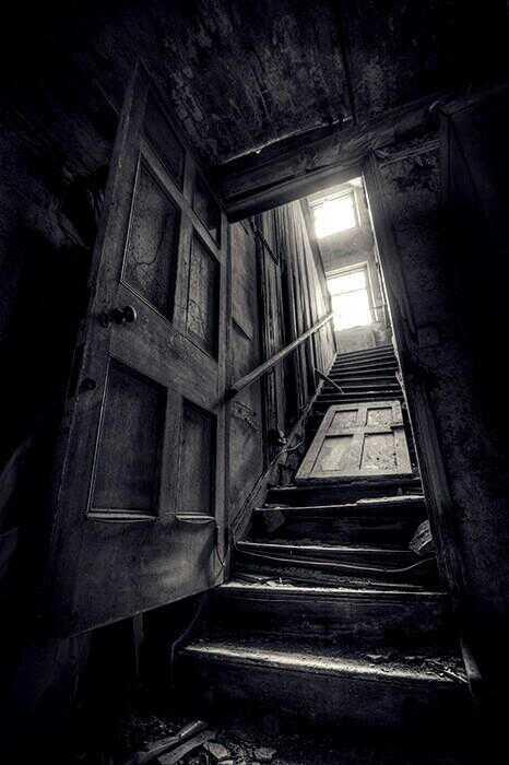 قلبيّ بدونكِِ .. كـَ القصرِ المَهجّور تسكِنهُ أشباحُ الذِكرياتْ و الحَنينْ ..!!