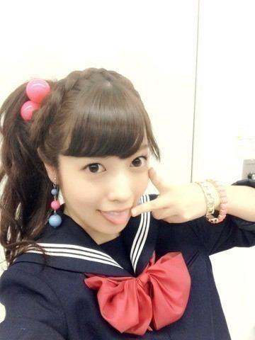 舌を出しながらピースをする斉藤優里の画像♪