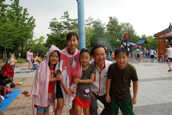 오늘 날씨가 정말 덥네요. 무더위도 아이들의 즐거움을 빼앗아가지는 못하나 봅니다. 분수광장에서 시원하게 샤워를 한 아이들입니다. 맘껏 뛰어노는 아이들과 잠시 동심의 세계로 돌아가 봅니다 ^^