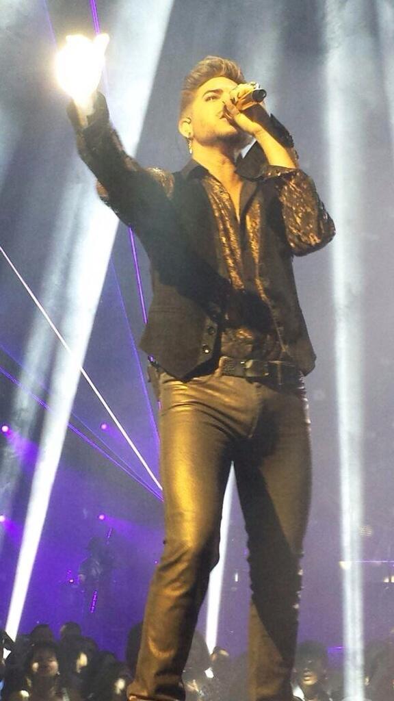 SaulibertsLove's tweet photo. #imagine pt. 1
~Sauli and adam having fun looking at QueenBert tour pics~
Sauli: oooh ;) what's going on here? http://t.co/tZLojYMOWd