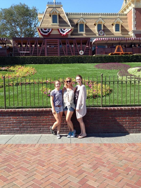 tripc8's tweet photo. The happiest place on earth!!! @akinghorn1 @tiffanikinghorn  #mylovelyfam http://t.co/HExFCrXIZF