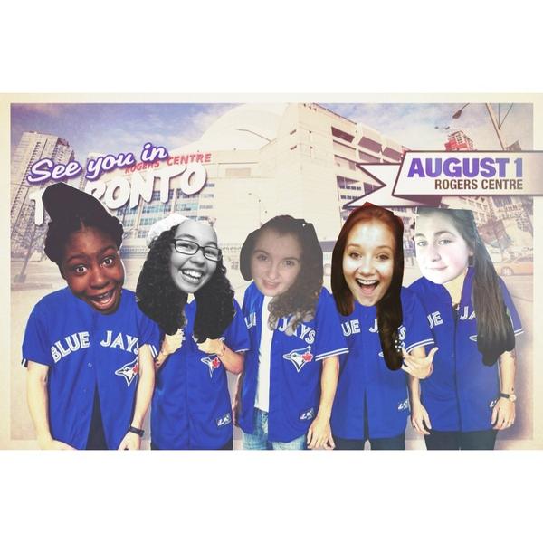 decidant_harry's tweet photo. See You In Toronto !! @Canniallduh @greenteastyles @popehoran @tomlinbangg http://t.co/6PbvciO9sM