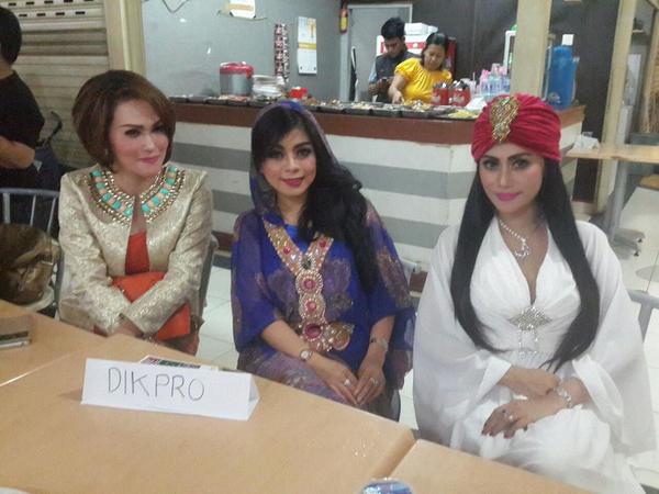 <a href="/maharani_nada/">RANY MAHARANI</a> <a href="/veraborneo1/">vera borneo</a> dan @ratu_Bidadadari diacara senyum berkah ramadhan kemarin di ITC permata hijau.