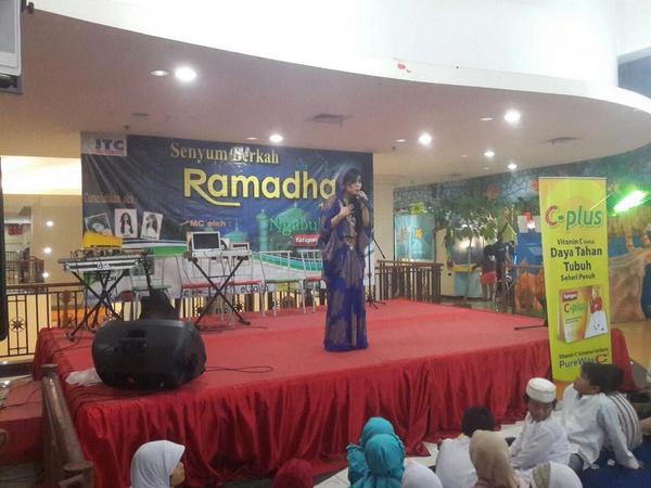 <a href="/veraborneo1/">vera borneo</a> saat bernyanyi didepan 200 anak yatim diacara senyum berkah ramadhan di ITC permata hijau kemarin.
