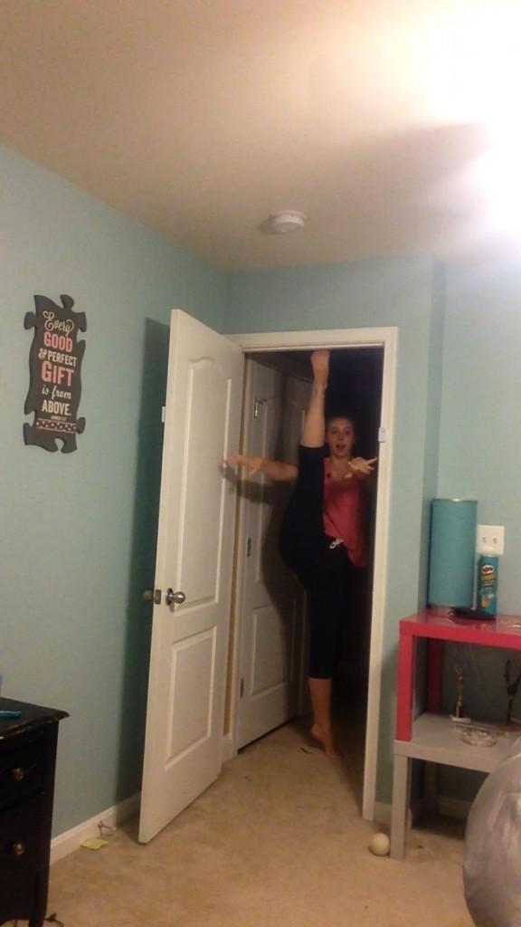 Mykayla_k's tweet photo. I figured out I am tall enough to do this.. #tallgirlproblems #stretching http://t.co/7RfSn1B3jt