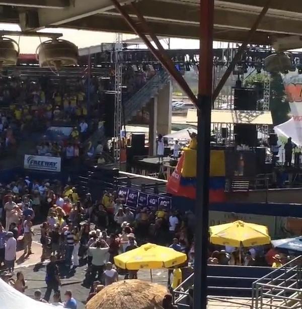 Iam_samchaj's tweet photo. 🎉🎉#ColombianFestival was for the books .... More like a tradition w/ @bobbyjay and la famila de Medellin 🎉#cali http://t.co/9uXSU2F1UD