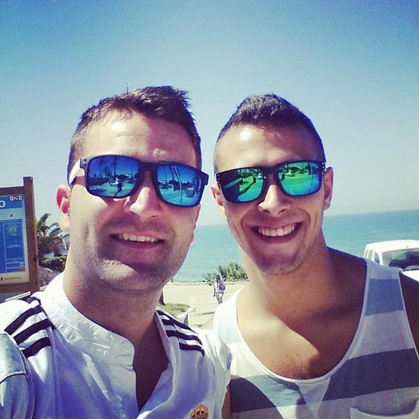 McastroUrbano14's tweet photo. De vacaciones por conil con @jocoal10bmb http://t.co/3GieYnb3WQ