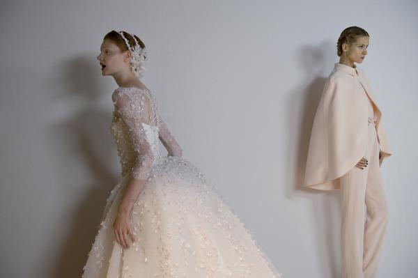 Backstage spontaneity in white.
#GeorgesHobeika #hautecouture #parisfashionweek #PFW #wedding #bridal #fashion #paris