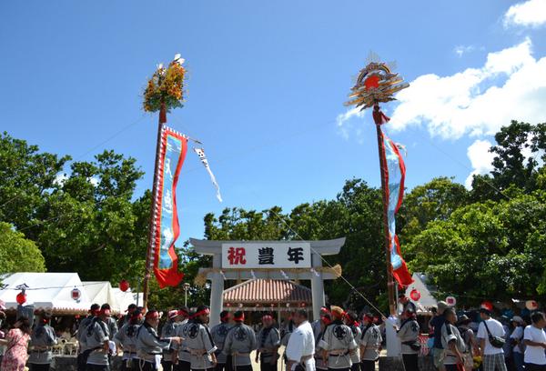 Shin Katao 豊年でーびる しとぅりとぅてん しとぅりとぅてん Yaima Henshubu 今日も八重山各地で 豊年祭が行われています 写真は石垣島登野城 明日は 八重山で一番規模の大きな豊年祭 四カ字のムラプールです Http T Co Sn06pceudz
