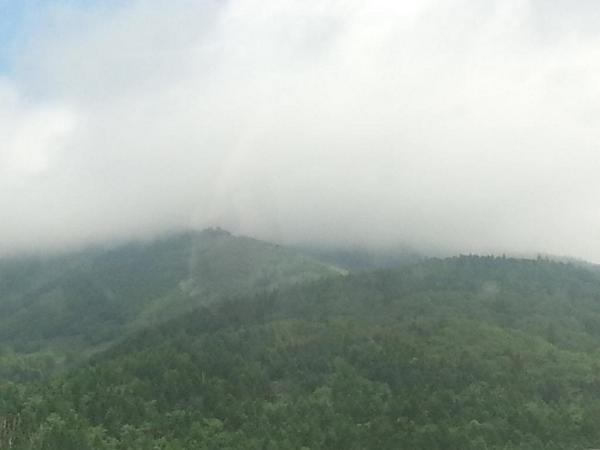 ootsukatoru's tweet photo. トマムの山に雲海がかかっています。これを山の上から見る雲海ツアーがブームみたいですね。孫悟空のように雲に乗りたいの幼心でしょうか http://t.co/CTzJCTAVmq
