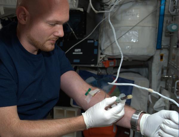 Astro_Alex's tweet photo. Luckily, this time I only have to fill 5 vials, not 23... ;) @ISS_Research #BlueDot http://t.co/cb9lr9Lxi3