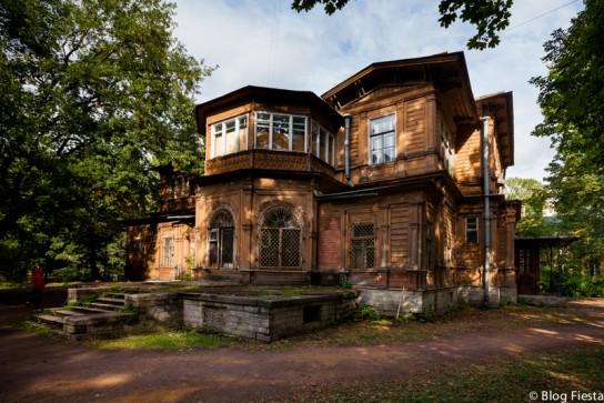 Старые деревянные двухэтажные дома. Лопухинский сад особняк. Особняк Громова Лопухинский сад. Деревянный особняк Громова в Санкт-Петербурге. Деревянная усадьба усадьба 19 века