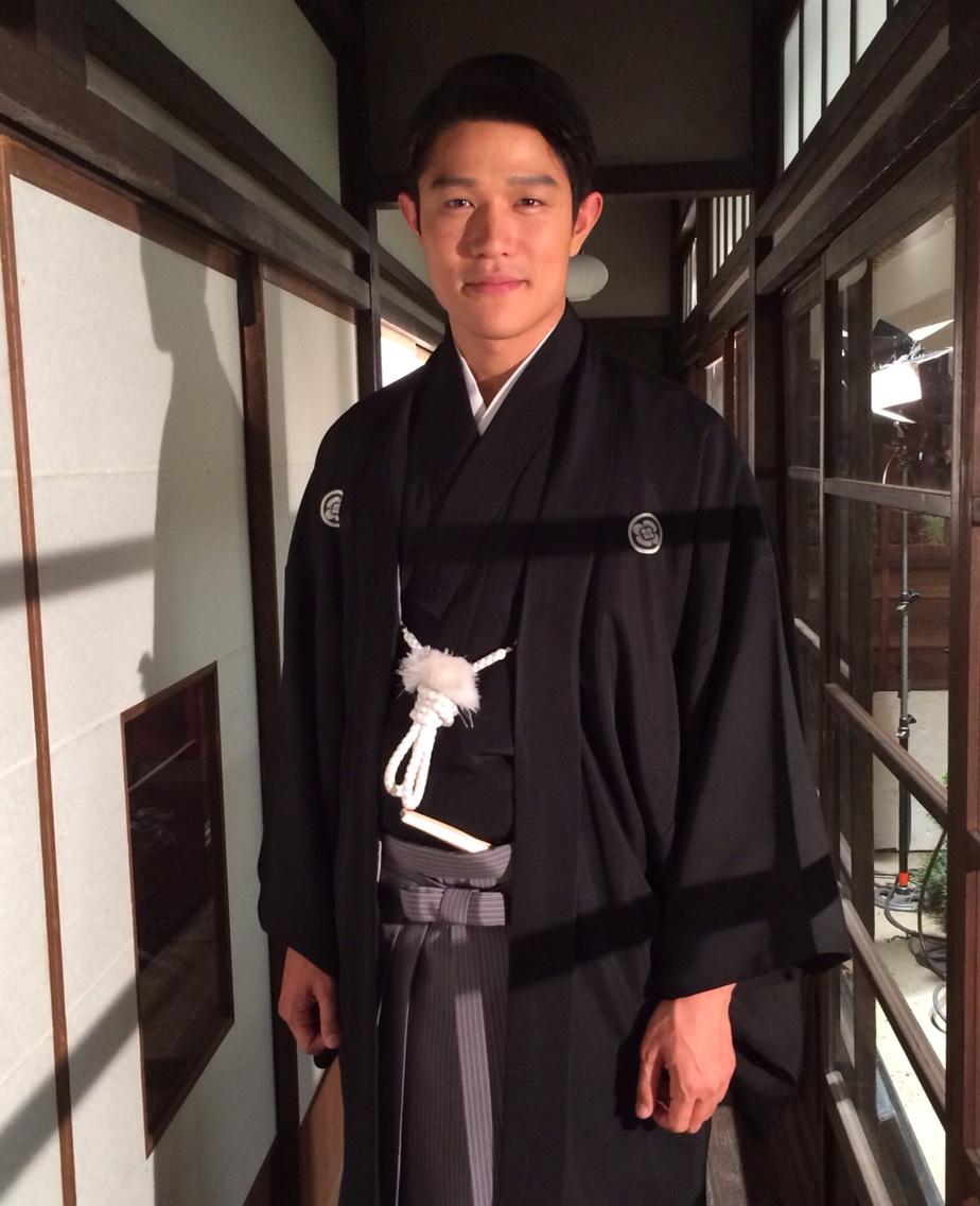 鈴木亮平 على تويتر 花子とアン 先日の結婚式の撮影の合間に Http T Co Usipmrcjw3