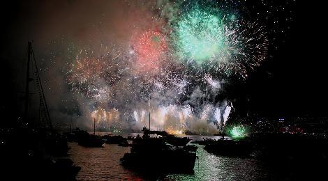 Nice_Matin's tweet image. DIAPO. Les feux d'artifice de Cannes vus de la mer, ça pète grave grnm.fr/n1832263