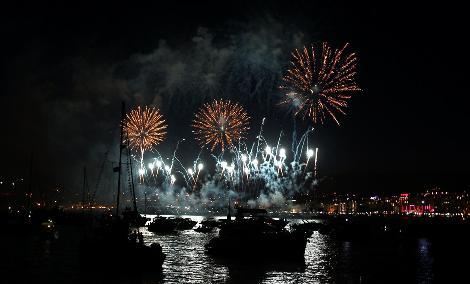 Nice_Matin's tweet image. DIAPO. Les feux d'artifice de Cannes vus de la mer, ça pète grave grnm.fr/n1832263