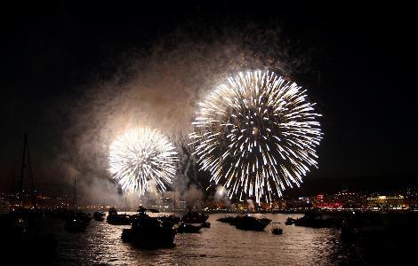 Nice_Matin's tweet image. DIAPO. Les feux d'artifice de Cannes vus de la mer, ça pète grave grnm.fr/n1832263